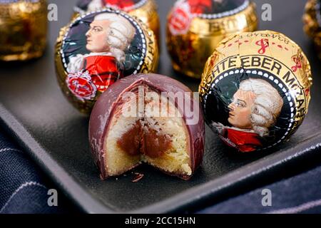 Tambow, Russische Föderation - 14. Februar 2020 Mozart Bonbons auf schwarzem Teller. Stockfoto