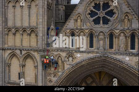 Die Steinmetz Kate Holmes von Architectural & Heritage Scanning Ltd seils down Peterborough Cathedral, um einen Laserscan auf dem durchzuführen, was das Team behauptet, das am meisten digital aufgezeichnete historische Gebäude der Welt ist, vor Westminster Abbey und Notre Dame Cathedral. Stockfoto