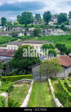 Frankreich, Gironde, Saint Emilion (UNESCO-Weltkulturerbe), Blick von der Porte Brunet (Chateau Ausone unten, 1er Grand Cru Classe A der S Stockfoto