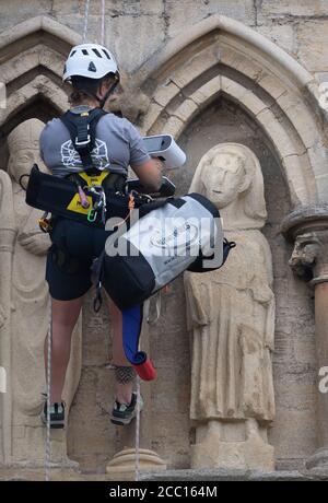 Die Steinmetz Kate Holmes von Architectural & Heritage Scanning Ltd seils down Peterborough Cathedral, um einen Laserscan auf dem durchzuführen, was das Team behauptet, das am meisten digital aufgezeichnete historische Gebäude der Welt ist, vor Westminster Abbey und Notre Dame Cathedral. Stockfoto