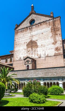 Italien, Rom, Lateranviertel, Kreuzgang im cosmatesken Stil (13. Jahrhundert) mit gedrehten Säulen der Kathedrale San Giovanni in Laterano Stockfoto