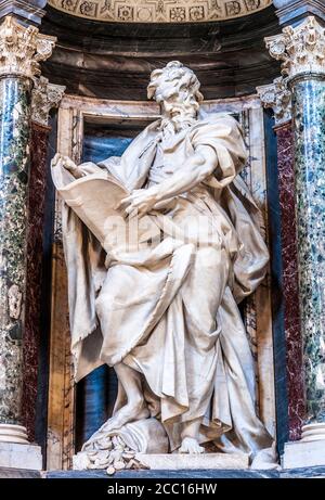 Italien, Rom, Lateranviertel, Kathedrale San Giovanni in Laterano, monumentale Statue des Apostels Matthäus Stockfoto