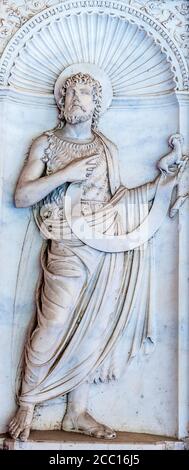 Italien, Rom, Lateranviertel, Kathedrale San Giovanni in Laterano, Flachrelief von San Giovanni Battista Evangelista (15. Jahrhundert) im Kreuzgang galle Stockfoto