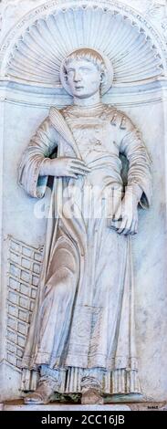 Italien, Rom, Lateranviertel, Kathedrale San Giovanni in Laterano, Flachrelief von San Lorenzo (15. Jahrhundert) in der Klostergalerie Stockfoto