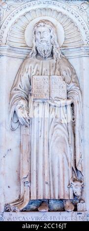 Italien, Rom, Lateranviertel, Kathedrale San Giovanni in Laterano, Flachrelief von San Luca Evangelista (15. Jahrhundert) in der Klostergalerie Stockfoto
