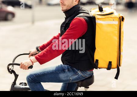 Nicht Erkennbar Lieferung Guy Mit Gelben Tasche Fahrrad In Der Stadt Stockfoto