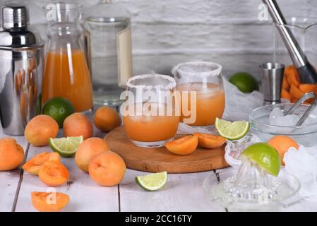 Aprikose Margarita - aus frisch aus Aprikosensaft, Limettensaft und Tequila hergestellt. Genießen Sie diesen leichten, erfrischenden Party-Cocktail im Sommer Stockfoto