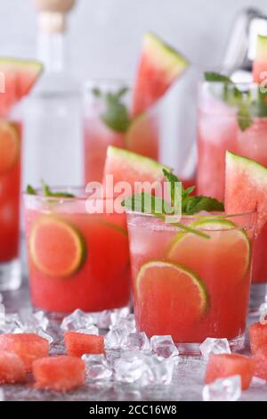 Wodka 'Watermelon Cocktail' - aus frisch gekühlter Wassermelone, Kokoszucker, frischem Limettensaft und Wodka. Genießen Sie diesen leichten, erfrischenden Sommerteil Stockfoto