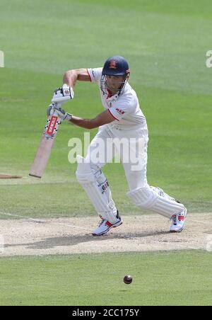 Hove, Großbritannien. August 2020. Essex's Alastair Cook schlagen während des dritten Tages der Bob Willis Trophy zwischen Sussex und Essex auf dem 1st Central County Ground. Kredit: James Boardman/Alamy Live Nachrichten Stockfoto