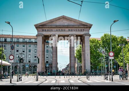 Mailand, Italien 08.16.2020: Das Porta Ticinese Stadttor, Bogen von Porta Ticinese, Arco di Porta Ticinese ist ein neoklassizistisches rosafarbenes Granittor mit Säule Stockfoto