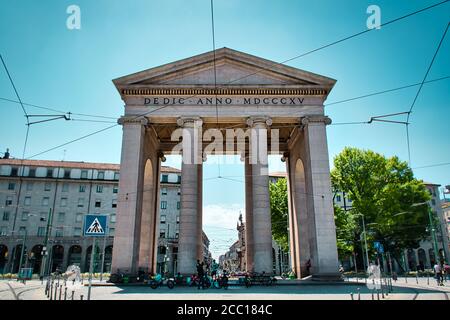Mailand, Italien 08.16.2020: Das Porta Ticinese Stadttor, Bogen von Porta Ticinese, Arco di Porta Ticinese ist ein neoklassizistisches rosafarbenes Granittor mit Säule Stockfoto