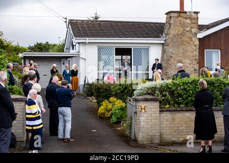 Schauspieler James Nesbitt beim Familiengebet vor 18 Castle Walk, Coleraine, Nordirland, während die Menschen vor der Beerdigung seines Vaters James ÒJimÓ Nesbitt SR, die auf Downhill Burying Ground stattfinden soll, ihren Respekt zollen. Stockfoto