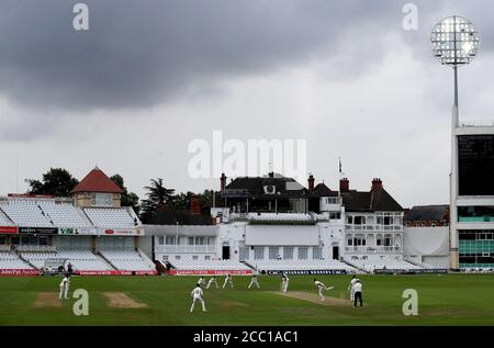 Ein allgemeiner Blick auf die Spielaktion, als Lancashire Tom Bailey während des dritten Tages des Bob Willis Trophy-Spiels in Trent Bridge, Nottingham, bowls. Stockfoto