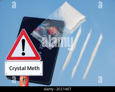 Crystal Meths Linie mit Geldkarte und Tasche Gefahr Warnung Zeichen Stockfoto