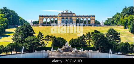 WIEN, ÖSTERREICH - 23. JULI 2019: Die Gloriette im Schlosspark Schönbrunn, Wien Österreich Stockfoto