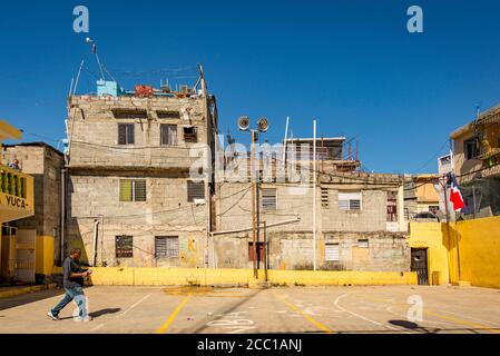 SANTO DOMINGO, DOMINIKANISCHE REPUBLIK - 12. Apr 2014: Santo Domingo, La Altagracia / Dominikanische Republik - 11 2014. April: Fat man Walking in der Schule Yar Stockfoto