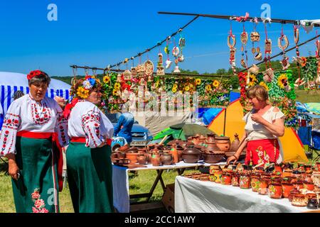 Dnipropetrovsk Region, Ukraine - 2. Juni 2018: Frauen in der ukrainischen Kleidung Kauf Ton Keramik Keramik auf dem Markt während Ethno-Rock-Festival Stockfoto