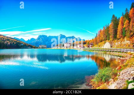Fantastische sonnige Aussicht auf den berühmten See Misurina im Herbst. Lage: See Misurina, Dolomiti alpen, Provinz Belluno, Italien, Europa Stockfoto