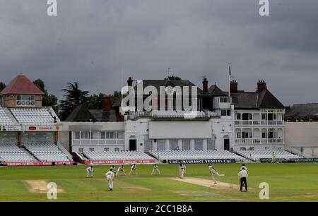 Ein allgemeiner Blick auf die Spielaktion, als Lancashire Tom Bailey während des dritten Tages des Bob Willis Trophy-Spiels in Trent Bridge, Nottingham, bowls. Stockfoto