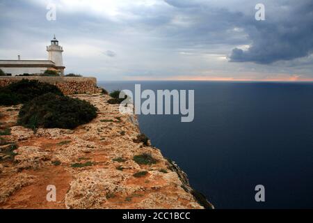 Spanien, Balearen, Mallorca, Cap Blanc, Leuchtturm. Stockfoto