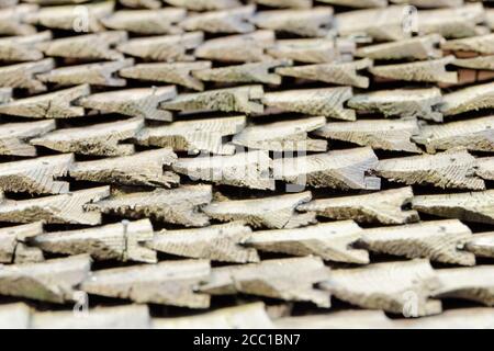 Seitenansicht auf altem Dach mit Holzschindeln. Textur. Nahaufnahme Stockfoto