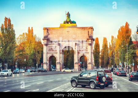 Siegestor oder Siegestor, Triumphbogen gekrönt mit einer Statue Bayerns mit einer Löwen-Quadriga in München. Ort: München, Bayern, Deutschland, Eur Stockfoto