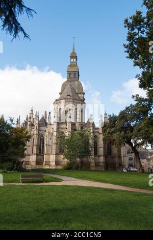 Im Freien der Basilika Saint Sauveur in Dinan Stockfoto