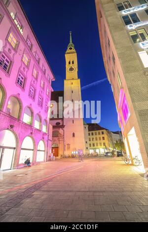 Dramatische Nachtsicht auf die Peterskirche („Kirche St. Peter“) , die älteste Pfarrkirche der Stadt. Standort: München, Bayern, Deutschland, Europa. Stockfoto