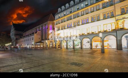 Außenansicht von Hirmer, dem größten Herrenmodehaus der Welt bei Nacht. Standort: München, Bayern, Deutschland, Europa. Stockfoto