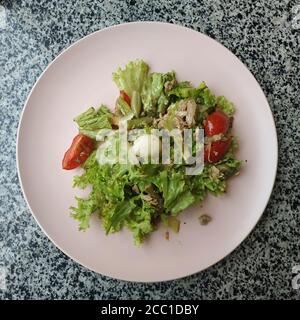 Salatmischung, putenfilet, Kirschtomaten, Wachtelei, Kümmel, Sauce Stockfoto