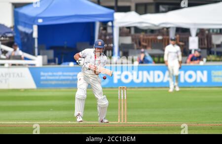 Hove UK 17. August 2020 - Alastair Cook flattern für Essex während des 3. Tages des Cricket-Spiels der Bob Willis Trophy zwischen Sussex und Essex, das hinter verschlossenen Türen stattfindet, ohne dass Fans am 1. Central County Ground in Hove teilnehmen: Kredit Simon Dack / Alamy Live Nachrichten Stockfoto