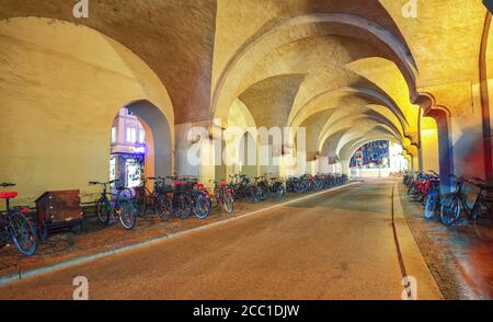 Parkplatz für Fahrräder unter dem alten Rathaus von München am Marienplatz. Standort: München, Bayern, Deutschland, Europa. Stockfoto