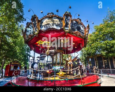 Kinder reiten auf dem 'Carousel des Mondes Marins' auf der Ile de Nantes - Nantes, Loire-Atlantique, Frankreich. Stockfoto