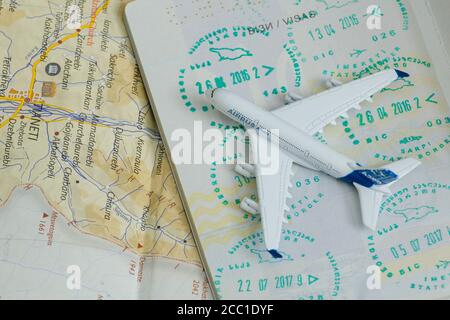 CHARKOW, UKRAINE - 13. APRIL 2018: Flugzeug im offenen Pass mit Visum. Nahaufnahme Stockfoto