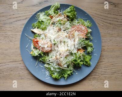 CAESAR SALAT MIT HUHN. Salat, Huhn, gebratener Speck, Kirschtomaten, Crouton, Parmesan und Caesar Dressing Stockfoto