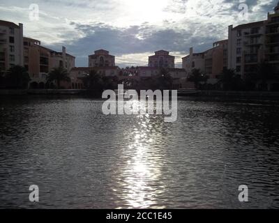 Blick auf Hotel und Häuser am See in Kapstadt Süd Afrika bei Sonnenuntergang Stockfoto