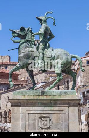 Reiterstatue von Francisco Pizarro auf der Plaza Mayor von Trujillo, Spanien. 1928 von Charles Cary Rumsey gestaltet Stockfoto