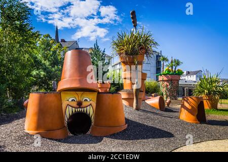 Riesige Pflanzentopfskulpturen im Jardin des Plantes - Nantes, Loire-Atlantique, Frankreich. Stockfoto