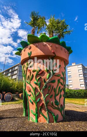 Riesige dekorative Pflanzentopfskulptur im Jardin des Plantes - Nantes, Loire-Atlantique, Frankreich. Stockfoto