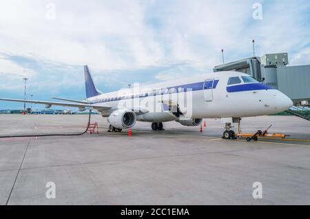 Betanken eines Flugzeugs mit Flugbenzin vor einem kommerziellen Einsatz Flug Stockfoto