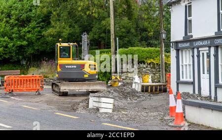 Rosscarbery, West Cork, Irland, 17. August 2020. Nach den Überschwemmungen beginnt die Aufräumarbeiten, die Hauptroute N71 wurde heute in Rosscarbery wieder geschlossen, mit Ablenkungen, als die arbeiter und Beamten des rates die Mammutaufgabe begannen, Tonnen von Schlamm und Schutt von den Straßen zu beseitigen und die Straßenoberflächen in der Gegend zu reparieren. Credit aphperspective/ Alamy Live Nachrichten Stockfoto