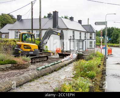 Rosscarbery, West Cork, Irland, 17. August 2020. Nach den Überschwemmungen beginnt die Aufräumarbeiten, die Hauptroute N71 wurde heute in Rosscarbery wieder geschlossen, mit Ablenkungen, als die arbeiter und Beamten des rates die Mammutaufgabe begannen, Tonnen von Schlamm und Schutt von den Straßen zu beseitigen und die Straßenoberflächen in der Gegend zu reparieren. Credit aphperspective/ Alamy Live Nachrichten Stockfoto