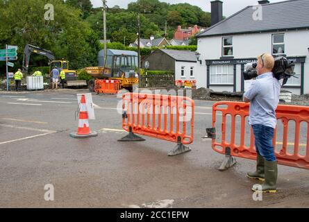 Rosscarbery, West Cork, Irland, 17. August 2020. Nach den Überschwemmungen beginnt die Aufräumarbeiten, die Hauptroute N71 wurde heute in Rosscarbery wieder geschlossen, mit Ablenkungen, als die arbeiter und Beamten des rates die Mammutaufgabe begannen, Tonnen von Schlamm und Schutt von den Straßen zu beseitigen und die Straßenoberflächen in der Gegend zu reparieren. Credit aphperspective/ Alamy Live Nachrichten Stockfoto