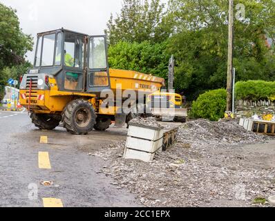 Rosscarbery, West Cork, Irland, 17. August 2020. Nach den Überschwemmungen beginnt die Aufräumarbeiten, die Hauptroute N71 wurde heute in Rosscarbery wieder geschlossen, mit Ablenkungen, als die arbeiter und Beamten des rates die Mammutaufgabe begannen, Tonnen von Schlamm und Schutt von den Straßen zu beseitigen und die Straßenoberflächen in der Gegend zu reparieren. Credit aphperspective/ Alamy Live Nachrichten Stockfoto