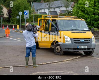 Rosscarbery, West Cork, Irland, 17. August 2020. Nach den Überschwemmungen beginnt die Aufräumarbeiten, die Hauptroute N71 wurde heute in Rosscarbery wieder geschlossen, mit Ablenkungen, als die arbeiter und Beamten des rates die Mammutaufgabe begannen, Tonnen von Schlamm und Schutt von den Straßen zu beseitigen und die Straßenoberflächen in der Gegend zu reparieren. Credit aphperspective/ Alamy Live Nachrichten Stockfoto