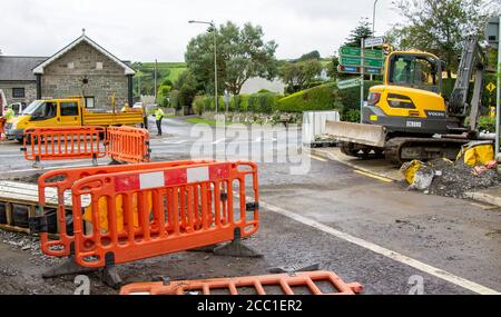 Rosscarbery, West Cork, Irland, 17. August 2020. Nach den Überschwemmungen beginnt die Aufräumarbeiten, die Hauptroute N71 wurde heute in Rosscarbery wieder geschlossen, mit Ablenkungen, als die arbeiter und Beamten des rates die Mammutaufgabe begannen, Tonnen von Schlamm und Schutt von den Straßen zu beseitigen und die Straßenoberflächen in der Gegend zu reparieren. Credit aphperspective/ Alamy Live Nachrichten Stockfoto