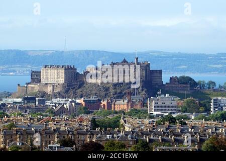 Edinburgh Castle vor dem Firth of Forth Bay Stockfoto