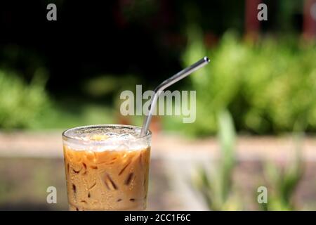 Iced Caramel Macchiato Kaffee mit Edelstahl-Stroh für Drink.Concept zur Verringerung der Plastikverschmutzung und unterstützen grüne umweltfreundliche Produkte. Stockfoto