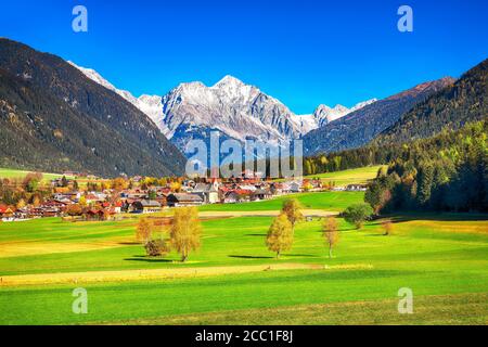 Landschaftlich reizvolle Bild des alpinen Dorfes Rasun Antterselva. Ort: Rasen Antholz, Bozen, Südtirol, Italien, Europa. Stockfoto