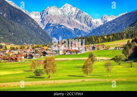 Landschaftlich reizvolle Bild des alpinen Dorfes Rasun Antterselva. Ort: Rasen Antholz, Bozen, Südtirol, Italien, Europa. Stockfoto